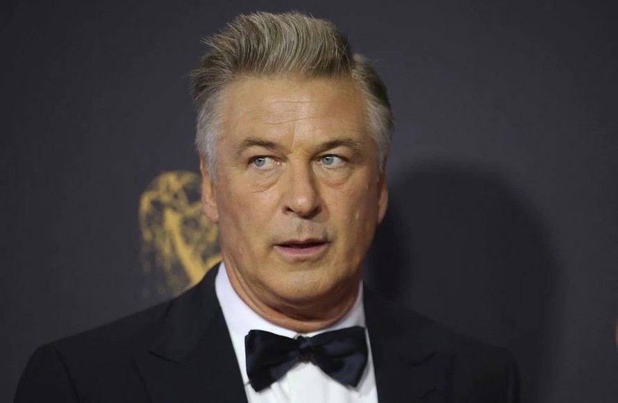 Alec Baldwin nổ súng tại phim trường khiến 2 người thương vong