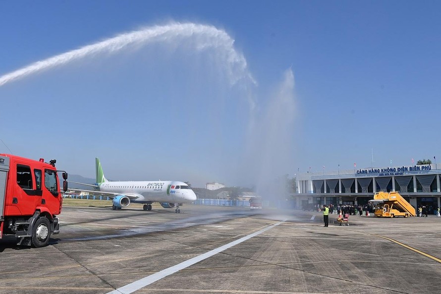 Nghi lễ phun vòi rồng chào mừng huyến bay thẳng lịch sử QH1592 chặng TP Hồ Chí Minh – Điện Biên do Bamboo Airways khai thác 