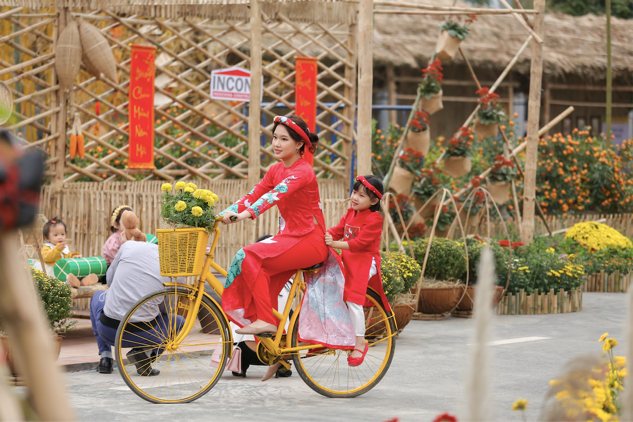 Du khách nô nức trong không gian Tết Việt tại khu đô thị Splendora (Hoài Đức, Hà Nội). Ảnh: An Khánh JVC.