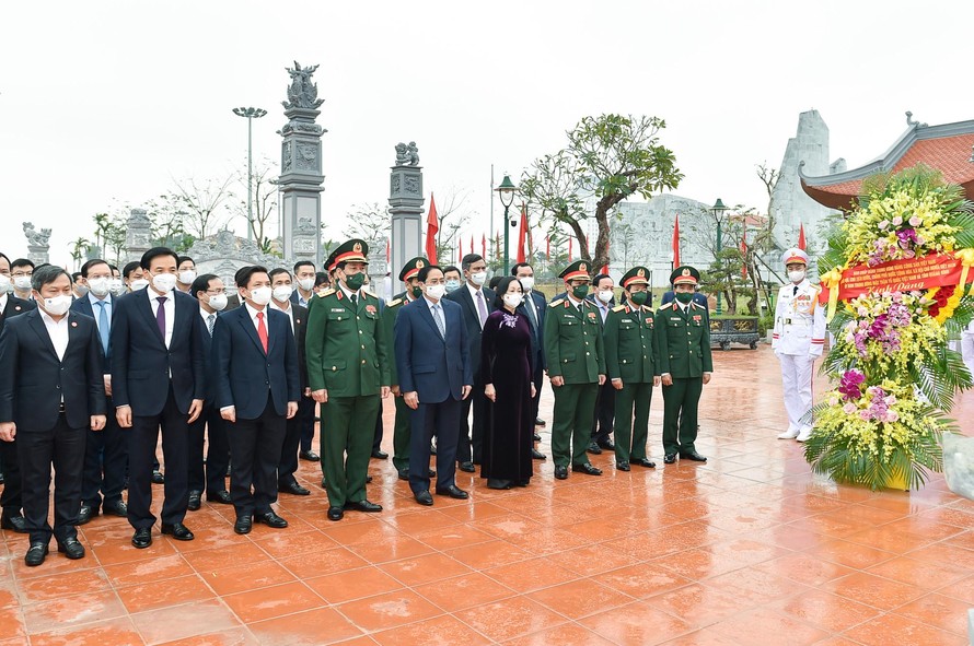 Thủ tướng Phạm Minh Chính và đoàn công tác dâng hương, dâng hoa tại Đền thờ Chủ tịch Hồ Chí Minh và các anh hùng, liệt sĩ tỉnh Quảng Bình. Ảnh: VGP