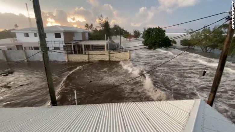 Sóng thần tràn vào đảo Tongatapu thuộc Tonga. Ảnh: CNN