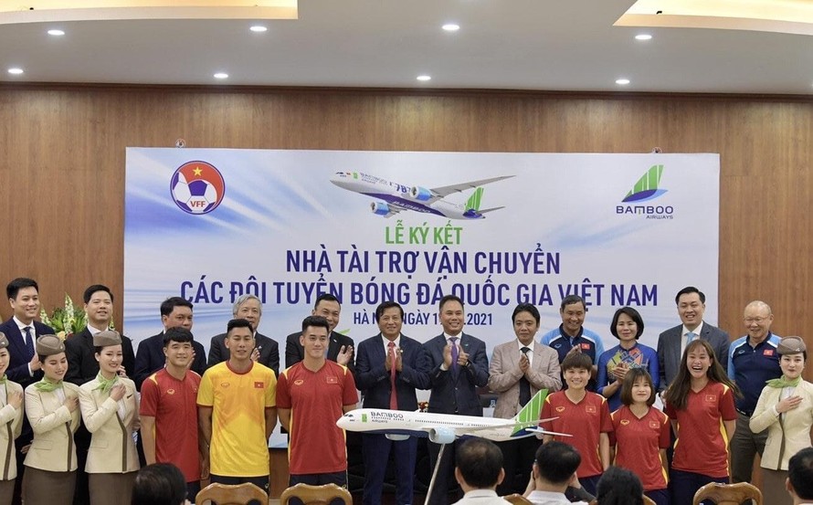 Đội tuyển bóng đá nữ về nước trên chuyên cơ của Bamboo Airways 