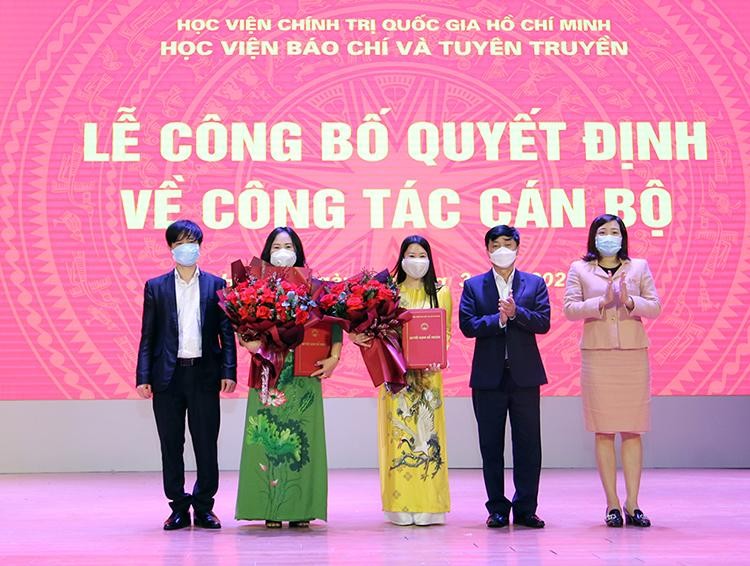 PGS,TS. Phạm Minh Sơn, Phó Bí thư Đảng ủy - Giám đốc Học viện Báo chí và Tuyên truyền trao Quyết định bổ nhiệm chức danh Trưởng khoa Phát thanh và Truyền hình cho PGS,TS. Đinh Thị Thu Hằng và Trưởng khoa Xây dựng Đảng cho TS. Trần Thị Hương.