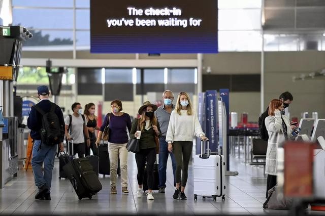 Hành khách tại sân bay quốc tế Sydney, Úc. Ảnh: Reuters 