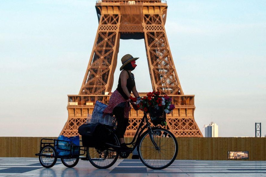 Tháp Eiffel bị rỉ sét nặng