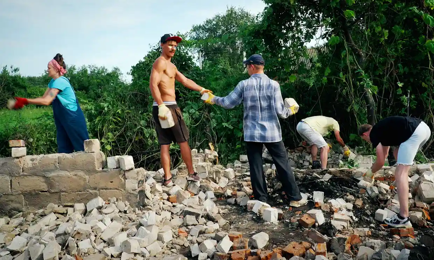 Các thành viên của Repair Together dọn dẹp một ngôi nhà. Ảnh: The Guardian