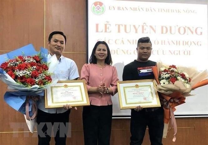 Khen thưởng 2 thanh niên cứu người trên sông Sêrêpốk