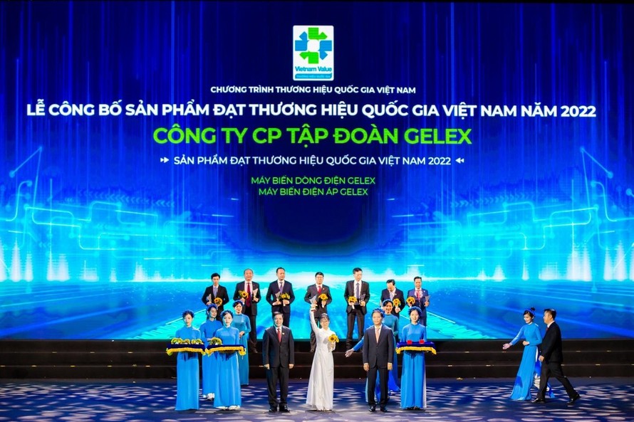 Đại diện Tập đoàn GELEX nhận biểu trưng Thương hiệu Quốc gia Việt Nam năm 2022. 