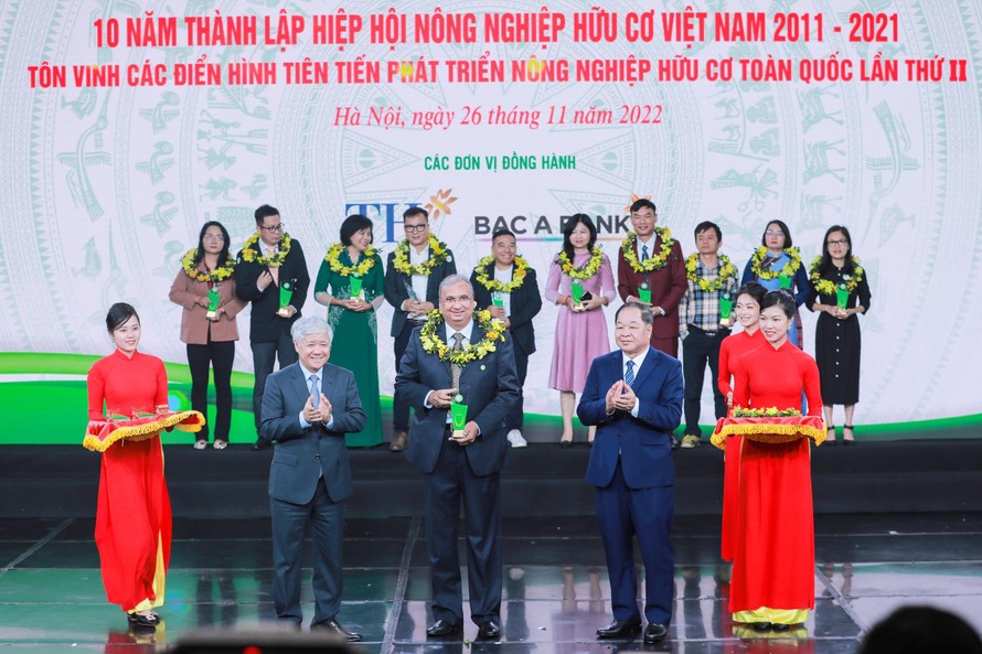 Ông Vijay Kumar Pandey, đại diện Tập đoàn TH nhận Cup Sản phẩm hữu cơ vì sức khỏe cộng đồng cho sản phẩm, thương hiệu sữa tươi organic của TH – TH true MILK Organic. 