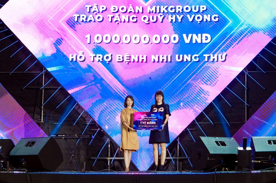 Đại diện MIKGroup trao quà cho 150 bệnh nhi tại Bệnh viện Nhi Trung ương trong khuôn khổ chương trình “Con thuyền mơ ước” nhân dịp hưởng ứng tháng nhận thức về ung thư trẻ em – tháng 9/2022.