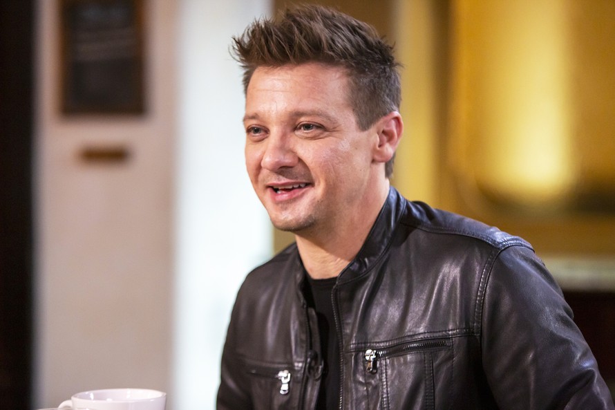 Jeremy Renner gãy 30 chiếc xương sau tai nạn xe xúc tuyết