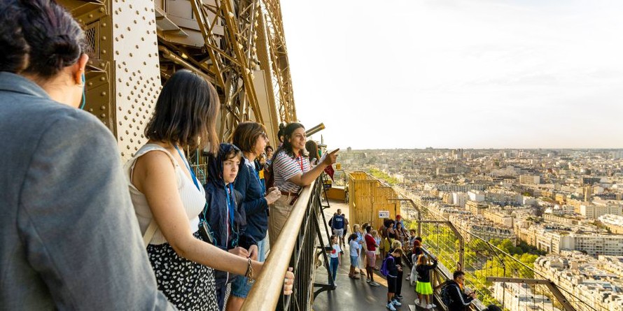 Ngủ quên trên Tháp Eiffel vì say rượu