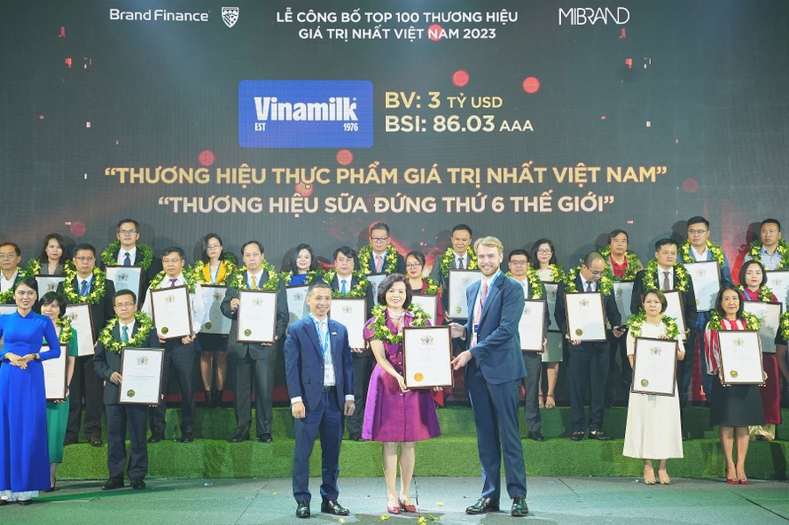 Bà Bùi Thị Hương, Giám đốc Điều hành, đại diện Vinamilk đón nhận các chứng nhận từ Brand Finance. 