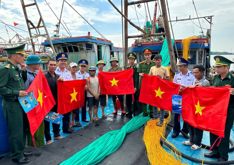 Lực lượng chức năng tuyên truyền, tặng quà cho bà con ngư dân huyện Thái Thụy.