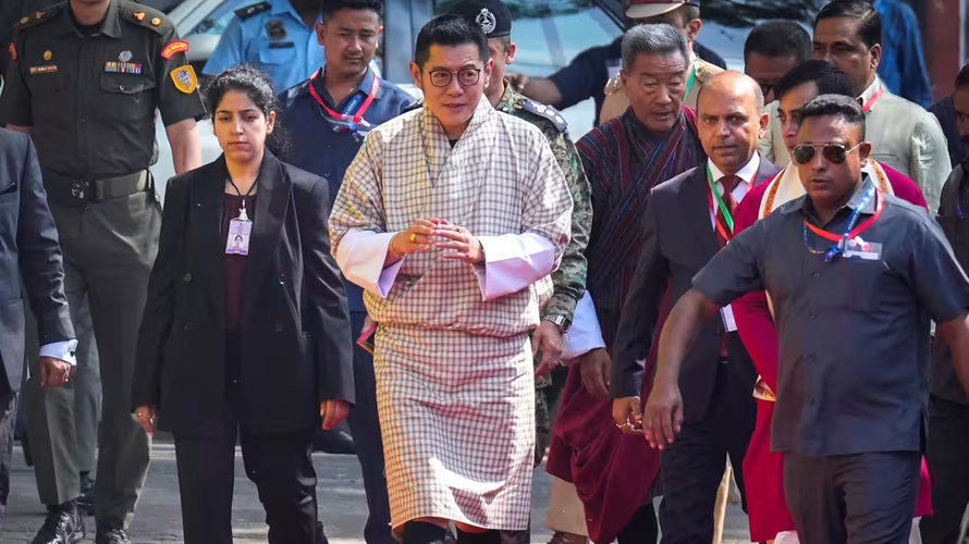 Quốc vương Bhutan Jigme Khesar Namgyel Wangchuck đến cầu nguyện tại một ngôi chùa ở Guwahati, Ấn Độ, vào ngày 3/11. Ảnh: AP