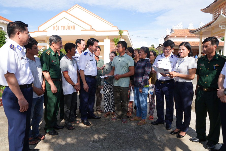 Thiếu tướng Vũ Trung Kiên kiểm tra, trò chuyện và trao quà tặng các ngư dân và gia đình chính sách tại phường Ninh Hải.