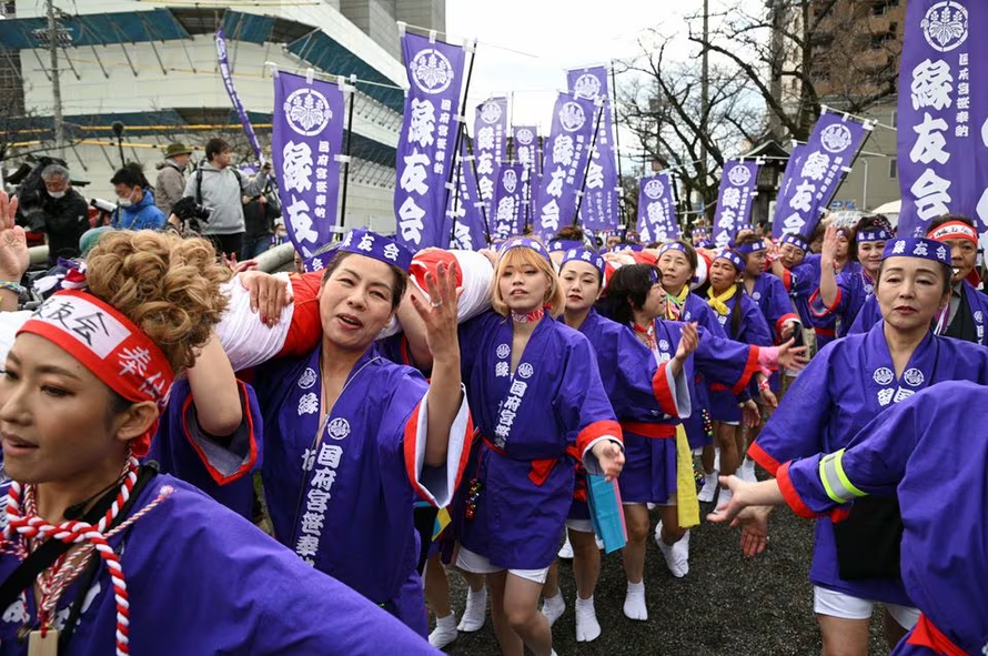 Một nhóm phụ nữ tham gia lễ rước tại Đền Owari Okunitama. Ảnh: Reuters