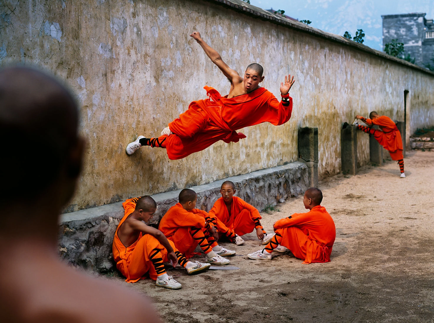 Nhiếp ảnh gia Steve McCurry chụp một tu sĩ Thiếu Lâm Tự tập khinh công trên tường. Ảnh: CNN