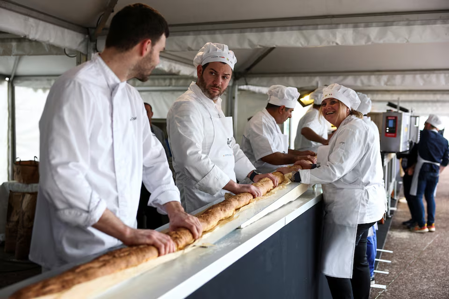 Kỷ lục bánh mì baguette dài nhất thế giới