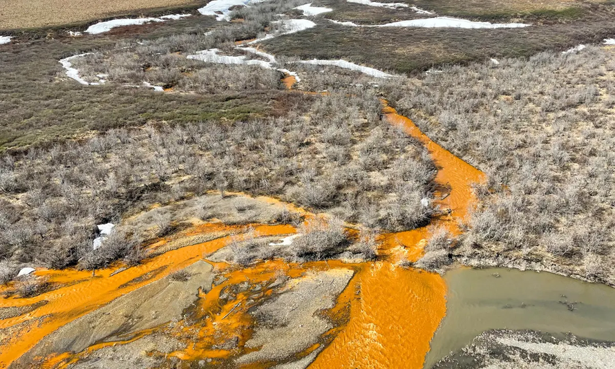 Sông ngòi ở Alaska chuyển màu cam