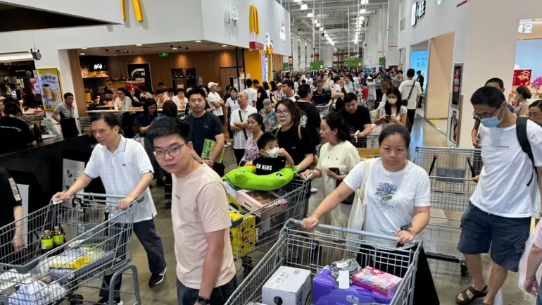 Người Hồng Kông đổ xô mua hàng giá rẻ tại Thâm Quyến