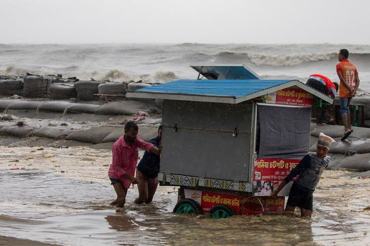 Bão Remal đổ bộ bờ biển Bangladesh và Ấn độ