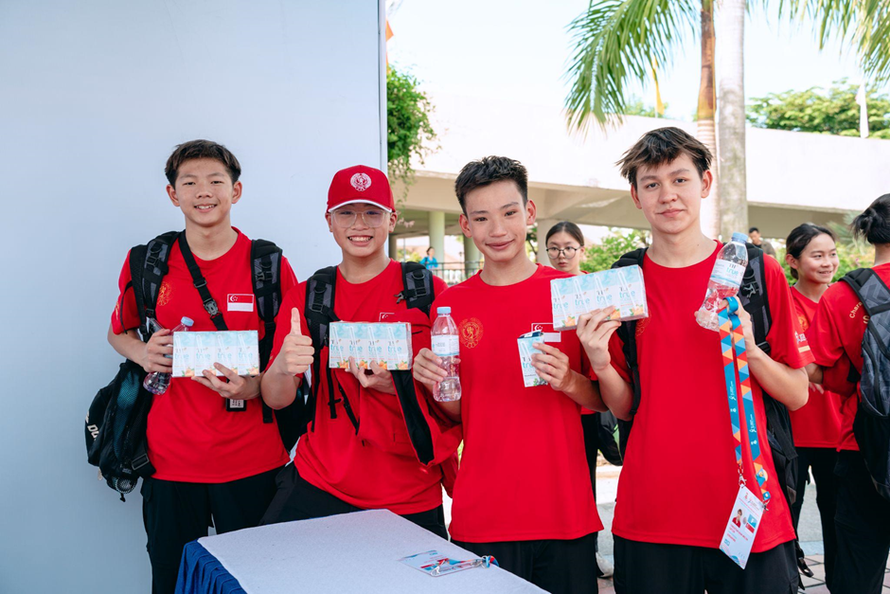 “Cực kỳ ngon, tuyệt vời!” là cảm nhận của VĐV bơi lội Christian (ngoài cùng bên phải) cùng đoàn VĐV Singapore về sản phẩm sữa chua uống tiệt trùng TH true YOGURT và nước tinh khiết TH true WATER. 