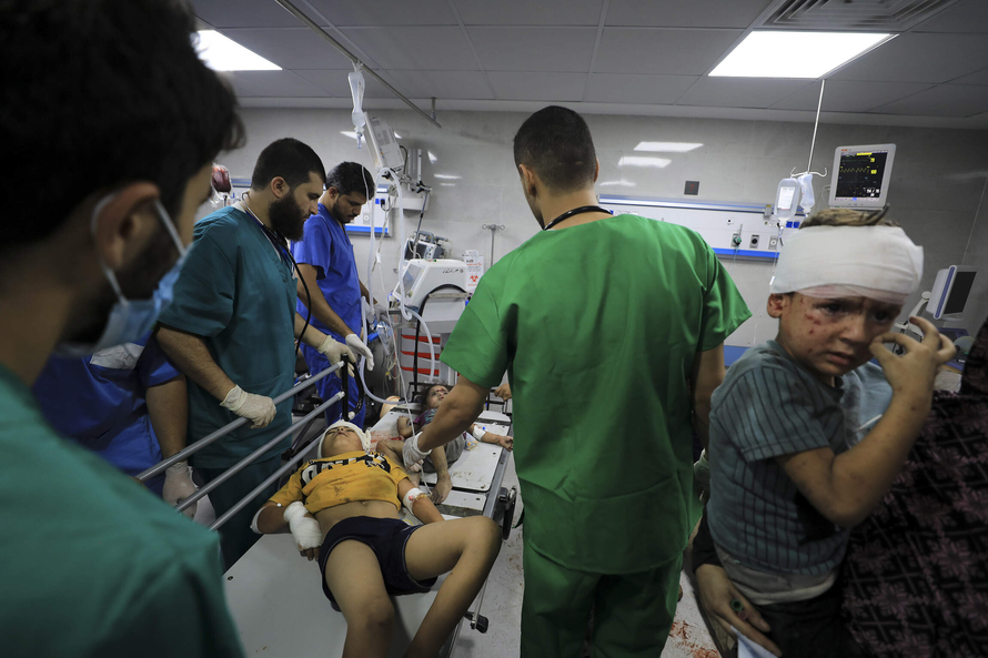 Những đứa trẻ được cứu chữa tại Bệnh viện Al Shifa, Gaza. Ảnh: AP