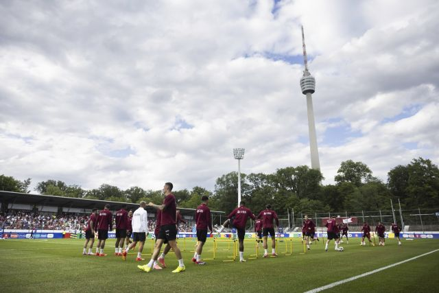 Đội tuyển Thụy Sĩ phàn nàn chất lượng sân tập tại Đức