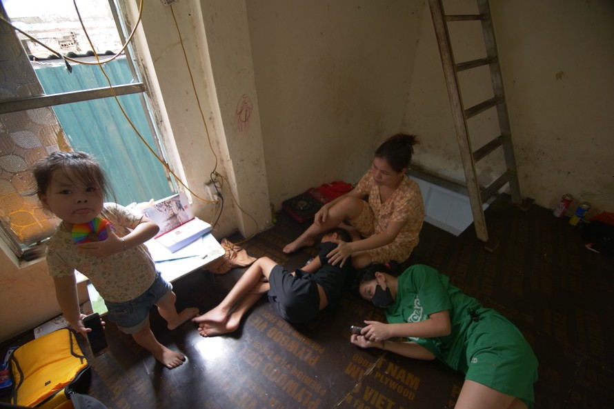 Bốn mẹ con Nghiêm Thu Thanh sống trong một căn nhà chật chội ở xóm bãi sông Hồng.