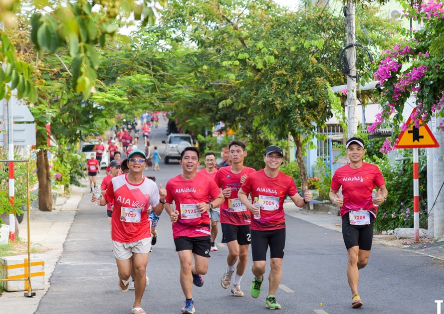 Các vận động viên băng qua con đường rợp bóng cây xanh của làng Bích họa Tam Thanh.