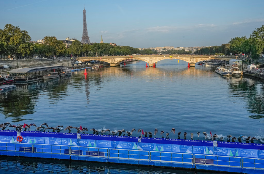 Sông Seine vẫn chưa sẵn sàng cho Olympic Paris 2024