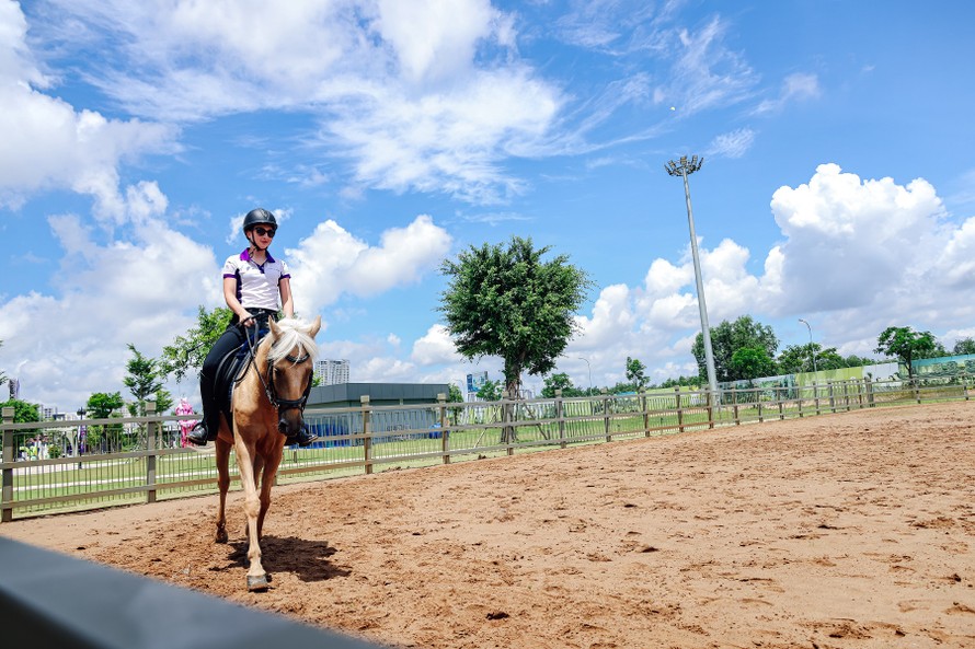 Trải nghiệm phong cách miền Viễn Tây với bộ môn cưỡi ngựa nghệ thuật, mang đến cho các em nhỏ những trải nghiệm cưỡi ngựa tuyệt vời và gắn kết tình yêu thương động vật. Đây là hoạt động vừa được City Park khai trương cuối tháng 6 vừa qua. 