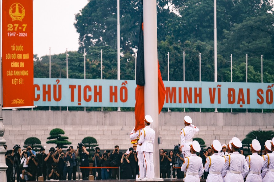 Kéo cờ rủ Quốc tang Tổng Bí thư Nguyễn Phú Trọng 