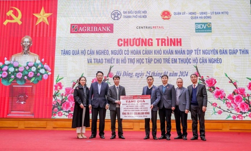  Đ/c Phạm Đức Ấn - Bí thư Đảng ủy, Chủ tịch HĐTV Agribank trao tặng quà của Agribank hỗ trợ hộ cận nghèo, đối tượng chính sách quận Hà Đông (Hà Nội) nhân dịp Tết Nguyên đán Giáp Thìn.