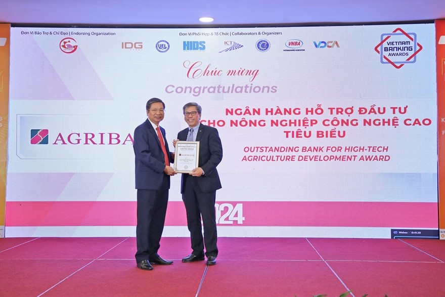 Đại diện Agribank, ông Phạm Gia Khương - Phó Trưởng VPĐD khu vực miền Nam (bên trái) nhận danh hiệu “Ngân hàng hỗ trợ đầu tư cho nông nghiệp công nghệ cao tiêu biểu” 2024.