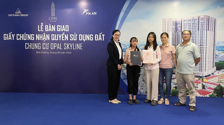 Cư dân Opal Skyline tham dự lễ bàn giao giấy chứng nhận quyền sử dụng đất. 