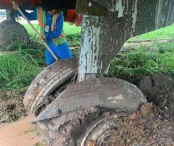 Mưa gió lớn, máy bay trượt khỏi đường băng, tất cả an toàn