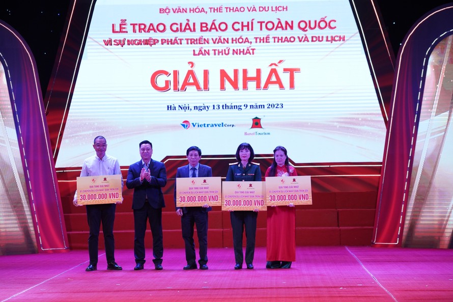 Giải báo chí toàn quốc "Vì sự nghiệp phát triển văn hoá, thể thao và du lịch” có 4 giải Nhất được trao thưởng.