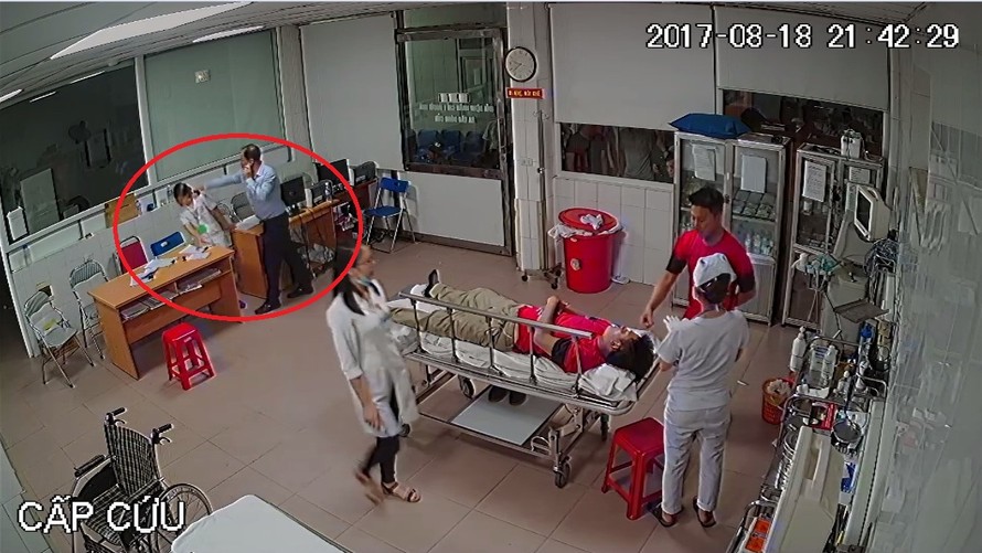 Người đàn ông tát nữ bác sỹ trong phòng cấp cứu (Ảnh chụp camera).