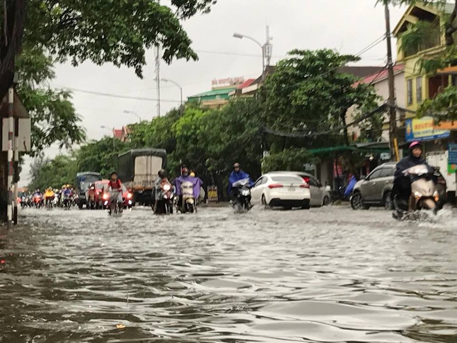 TP.Vinh ngập sâu sau trận mưa lớn