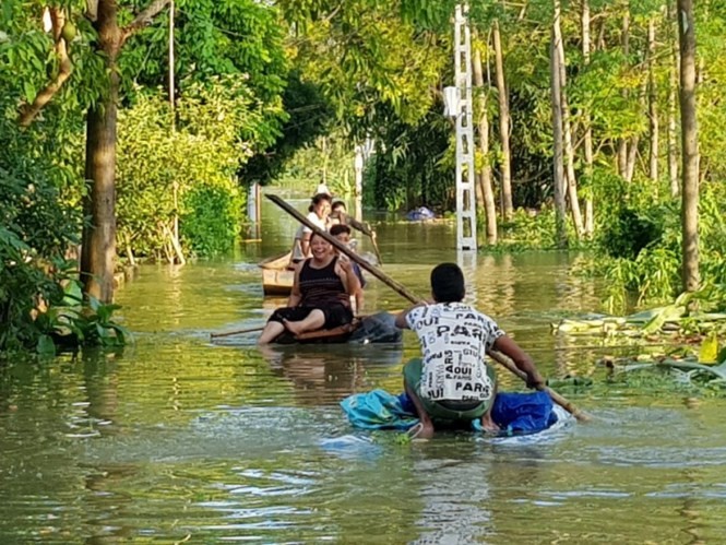 Sau 4 ngày bị lũ bao vây, người dân Chương Mỹ vẫn phải đi lại bằng thuyền