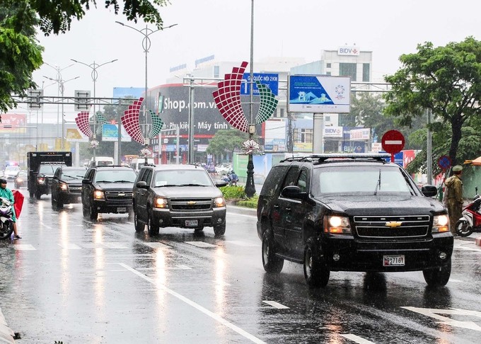 Đoàn xe Chevrolet Suburban, những chiếc SUV này luôn đi trước và "khóa đuôi" xe Tổng thống, làm nhiệm vụ tác chiến điện tử.