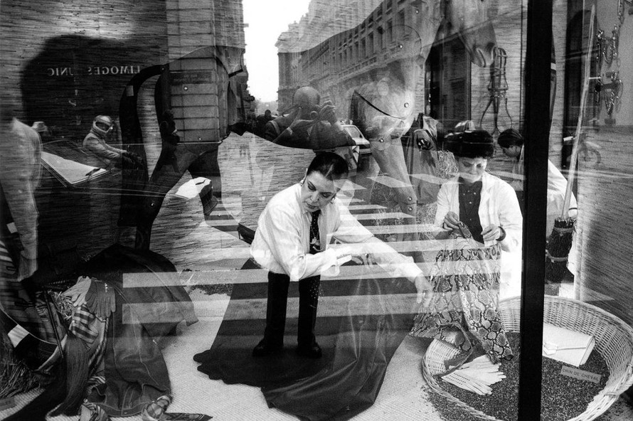 Leïla Menchari say mê công việc thiết kế cửa sổ trưng bày cho cửa hàng Hermès trên đường Saint-Honoré ở Paris. Ảnh chụp năm 1985.