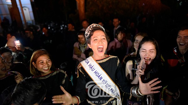 H’Hen Niê mặc váy truyền thống vẫn ‘quẩy’ cực sung