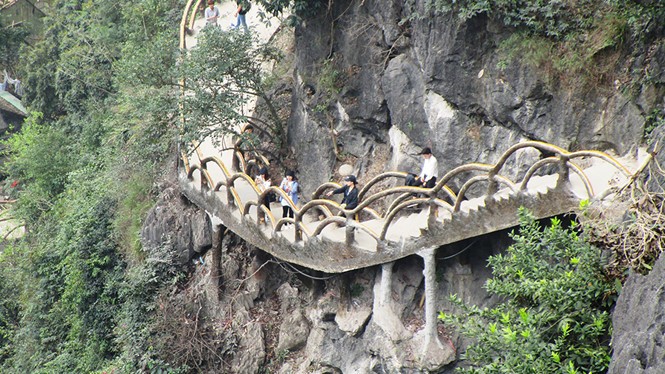 Ngang nhiên xây cầu đâm xuyên lõi di sản UNESCO Tràng An