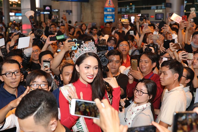 Hương Giang Idol gây 'náo loạn' sân bay ngày trở về