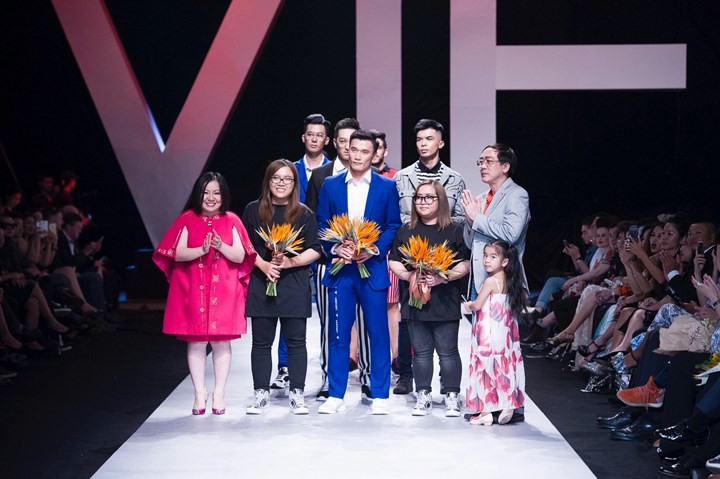 Thủ môn Bùi Tiến Dũng bị cư dân mạng chê đi catwalk như đi chợ