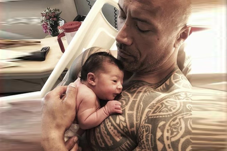  Dwayne Johnson bỏ lỡ buổi ra mắt phim vì thức đêm trông con gái vừa chào đời