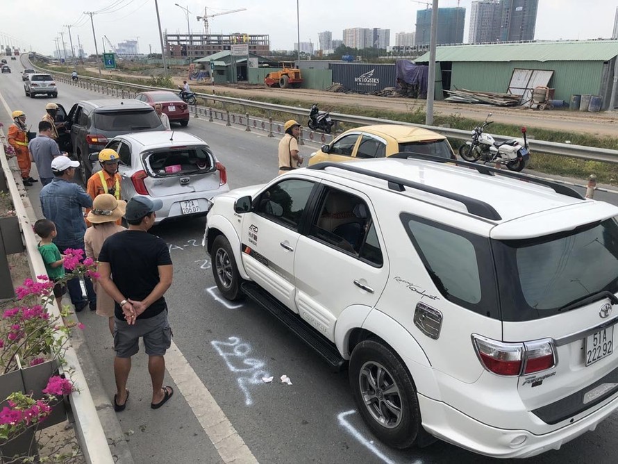 9 ô tô tông liên hoàn trên cao tốc